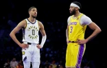 Tyrese Haliburton (g.), le meneur des Indiana Pacers, et Anthony Davis(d.), le pivot des Los Angeles Lakers, pendant la finale de la Coupe NBA, à Las Vegas, le 9 décembre 2023