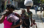 Des habitants de Port-au-Prince quittent leur domicile pour fuir les violences le 9 mars 2024