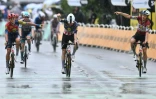 Le coureur de Lidl-Trek Quinn Simmons félicité par ses coéquipiers pour son travail pour Jonathan Milan, lors de l'arrivée de la 17e étape du Tour de France, à Valence