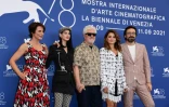 L'actrice italo-espagnole Aitana Sanchez-Gijon, l'actrice espagnole Milena Smit, le réalisateur espagnol Pedro Almodovar, son actrice fétiche Penelope Cruz et l'acteur espagnol Israel Elejalde à la Mostra de Venise le 1er septembre 2021