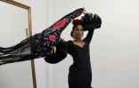 Virginia Cuaresma essaie une robe de flamenco noire dans l'atelier du couturier espagnol Luis Fernandez, le 8 avril 2024 à Séville
