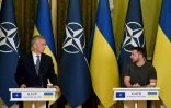 Le président ukrainien Volodymyr Zelensky (d) et le secrétaire général de l'Otan Jens Stoltenberg, lors d'une conférence de presse à Kiev, le 28 septembre 2023 en Ukraine