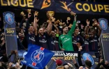 Les joueurs du PSG avec le trophée de la Coupe de la Ligue, le 1er avril 2017 au Parc OLà Lyon après la victoire 4-1 sur Monaco