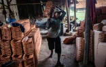 Une fabrique de tuiles dans la ville indonésienne de Jatiwangi le 11 août 2025 