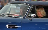 Le Prince Charles et son épouse Camilla arrivent  Aston Martin à la cérémonie d'ouverture des jeux du Commonwealth à Birmingham le 28 juillet 2022.
