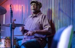 Mountaga "Taga" Koité, percussionniste et membre fondateur du groupe Orchestra Baobab, lors d'un concert au club "Just For You" à Dakar, le 27 septembre 2026 au Sénégal
