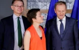 Le président du Conseil Donald Tusk (d) avec le vice-président du groupe des Verts au Parlement européen, Philippe Lamberts (g), et la députée européenne allemande Ska Keller (c, le 19 juin 2019 à Bruxelles