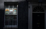 Des images d'arc-en-ciel, symbole d'espoir, sur les fenĂŞtres du 10 Downing Street, Ă Londres le 26 avril 2020
