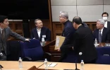Cette capture d'écran tirée d'une vidéo distribuée par le tribunal central de Séoul et diffusée par l'agence Yonhap montre l'ex-président sud-coréen Yoon Suk Yeol (2e à gauche) assistant à son procès pour insurrection à Séoul, le 19 février 2026