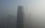 Les silhouettes d'immeubles en construction à Pékin par un jour de forte pollution, le 1er janvier 2017 en Chine