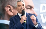 Le chancelier autrichien Karl Nehammer (conservateur) lors d'un rassemblement électoral à Vienne le 27 septembre 2024