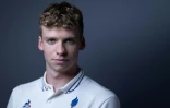 Léon Marchand, multiple médaillé d'or en natation, pose lors d'une séance photo à Paris, le 5 août 2024