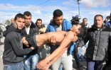 Un jeune Tunisien emmené après une tentative de suicide le 22 janvier 2016 à Kasserine