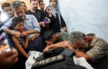 Des proches pleurent la mort d'un photographe palestinien, Ibrahim Muhareb, à l'hôpital Al-Nasser à Khan Younès, dans le sud de la bande de Gaza, le 19 août 2024.