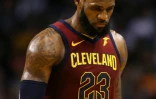 LeBron James dépité par la contre-performance des Cleveland Cavaliers face aux Celtics, à Boston, le 13 mai 2018