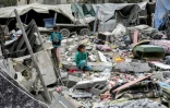 Des fillettes parmi les décombres, après des frappes aériennes israéliennes, à Deir el-Balah, dans la bande de Gaza, le 8 avril 2025