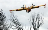 Reconnaissance aérienne dans la zone d'un incendie qui a ravagé plus de 200 hectares près du village de Vignale en Haute-Corse, le 16 décembre 2011
