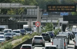Un panneau indique la vitesse maximale de 50 km/h sur le périphérique parisien le 1er octobre 2024