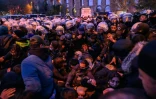 Heurts entre policiers anti-émeutes et étudiants manifestant contre l'arrestation du maire d'Istanbul, Ekrem Imamoglu, le 20 mars 2025 à Istanbul, en Turquie