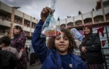 Un enfant montre un sac de friandises le 10 avril 2024 au premier jour de l'Aïd el-Fitr, la fête marquant la fin du mois de jeûne musulman du ramadan, à Rafah, dans le sud de la bande de Gaza, où une guerre oppose Israël au mouvement islamiste Hamas