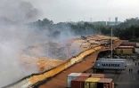 Les dégâts après un incendie et une explosion de produits chimiques dans un dépôt de conteneurs à Sitakunda, le 5 juin 2022 au Bangladesh