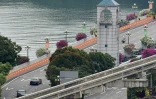 La limousine transportant le leader nord-coréen Kim Jong Un emprunte le pont reliant Singapour à l'île de Sentosa pour se rendre au sommet avec le président américain Donald Trump, le 12 juin 2018