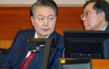 Le président sud-coréen Yoon Suk Yeol (à gauche) pendant son procès en destitution devant la Cour constitutionnelle à Séoul, le 20 février 2025