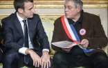 Le président Emmanuel Macron (g) et Vanik Berberian (d), président de l'Association des maires ruraux de France, lors d'une réunion à l'Elysée, le 14 janvier 2019 à Paris
