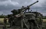 Des soldats ukrainiens préparent un canon Caesar pour tirer sur des positions russes dans la région du Donbass, le 15 juin 2022 dans l'est de l'Ukraine