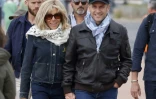 Le président Emmanuel Macron et son épouse Brigitte Macron se promènent le long de la plage au Touquet, le 29 juin 2024 dans le Pas-de-Calais
