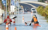 Deux hommes se déplacent en kayak sur une route inondée à Palavas-les-Flots le 23 novembre 2019