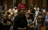 Tsabeng Ramalope, une infirmière de 30 ans, prend la parole au cours d'un débat sur la réforme agraire, le 27 juillet 2018 à Vereeniging, dans la province de Gauteng, en Afrique du Sud