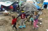 Des enfants jouent au milieu des tentes au camp migratoire de Moria, sur l'île de Lesbos, le 10 décembre 2017 en Grèce