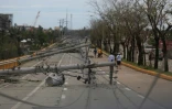 Des poteaux électriques renversés par le typhon Rai à Talisay, dans la province philippine de Cebu, le 17 décembre 2021