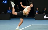 Le joueur de tennis espagnol Carlos Alcaraz lors de sa victoire contre le Serbe Miomir Kecmanovic en huitièmes de finale de l'Open d'Australie à Melbourne le 22 janvier 2024