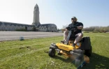 Olivier Gérard, directeur de l'ossuaire de Douaumont, tond la pelouse et s'occupe de multiples autres tâches en ces temps de confinement, le 8 avril 2020