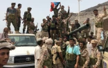 Des séparatistes du sud du Yémen posent devant un char confisqué sur une base militaire gouvernementale à Aden, le 10 août 2019