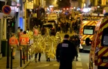 Des membres de la Croix-Rouge, des policiers et pompiers rue Oberkampf, près de la salle de concert du Bataclan à Paris, lors des attaques du 13 novembre 2025