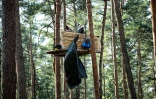 Un militant écologiste occupe une cabane dans la forêt de Gruenheide, au sud-est de Berlin, le 29 février 2024, pour protester contre le projet du constructeur américain de voitures électriques Tesla d'abattre les arbres pour agrandir son usine