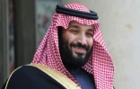 Photo prise le 10 avril 2018 montrant le prince héritier d'Arabie saoudite Mohamed ben Salmane posant à son arrivée au palais présidentiel de l'Elysée, à Paris, pour une rencontre avec le président français Emmanuel Macron