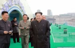 Photo non datée fournie par l'agence officielle nord-coréenne le 19 novembre 2015 du leader Kim Jong-Un (c) visitant un centre d'élevage de poissons sur le fleuve Taedong, à Pyongyang