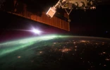 Photgraphie prise par l'astronaute Scott Kelly de la lumière verte de l'aurore vue depuis la Station spatiale internationale le 7 octobre 2015