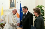 Photo diffusée par le service de presse du Vatican montrant le pape François (G) rencontrant le président chypriote Nicos Anastasiades (C) au palais présidentiel à Nicosie le 2 décembre 2021