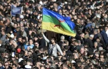 Le drapeau kabyle brandit lors ds funérailles de l'opposant algérien Hocine Aït-Ahmed, le 1er janvier 2016 à Alger