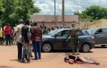 Un homme soupçonné d'avoir participé à une attaque "terroriste" déjouée gît sur le sol après avoir été battu par la foule, devant la base militaire de Kati, au Mali, le 22 juillet 2022