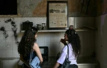 Des visiteuses de l'exposition "Hkeeli ya Jnoub" (Dis-moi, Ô Sud), qui vise à préserver la mémoire des villages détruits par Israël dans le sud du Liban, le 17 juillet 2026 à Beyrouth