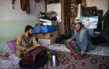 Le musicien Sayed Mohammad (D), joueur de japani, instrument à cordes traditionnel d'Asie centrale, répète le 8 juin 2021 avec le joueur d'harmonium Ghulam Mohammad, dans son studio de Kandahar, dans le Sud de l'Afghanistan