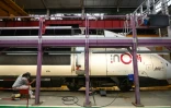 Un employé travaille sur un TGV INOUI sur le site d'Alstom à Belfort, dans l'est de la France, le 26 mai 2021