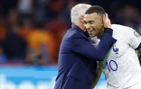 Didier Deschamps félicite son capitaine Kylian Mbappé après la qualification des Bleus à l'Euro-2024, le 13 octobre 2023 à Amsterdam
