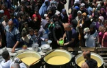 Distribution de nourriture à Nousseirat, dans le centre de la bande de Gaza, le 5 mai 2025
